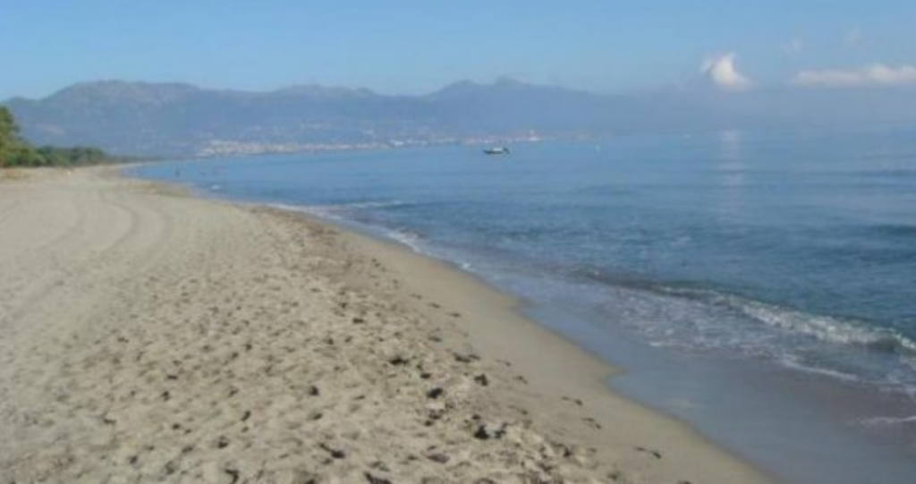 Plage de Borgo en haute Corse, sable fin et mer méditerranée