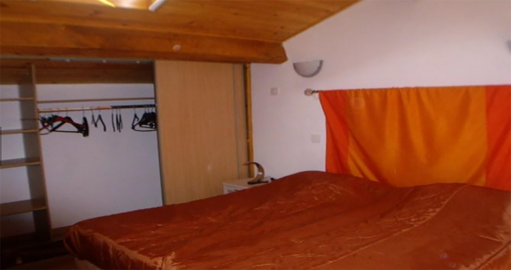 La chambre qui se situe dans la mezzaline. Lit double, drap fournis.